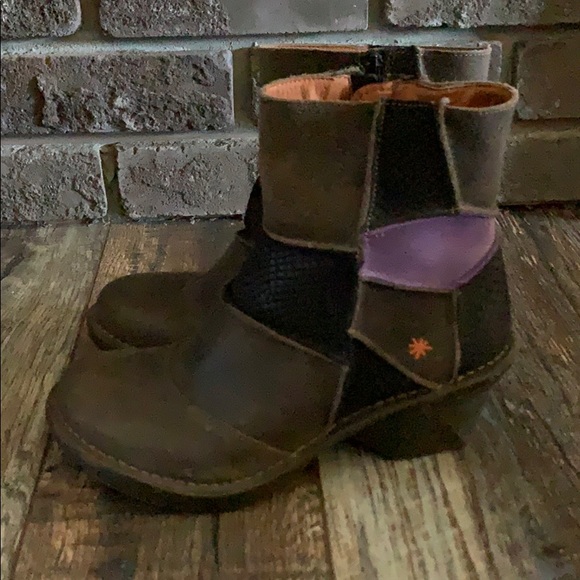 Boots - Picture 2 of 8